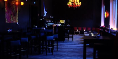 vegetarisch vegan essen gehen - Mittagsmenü - In der Onyx Bar der Kameha Suite Frankfurt können Gäste vor oder nach dem Essen zwischen Signature Drinks, Cocktails und edlen Spirituosen wählen. - Kameha Suite