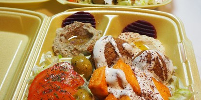 vegetarisch vegan essen gehen - Tageszeiten: Nachmittag - Nürnberg - Unser vegetarischer Falafel-Haloumi-Teller verpackt zum Mitnehmen  - Orient Restaurant Der Express