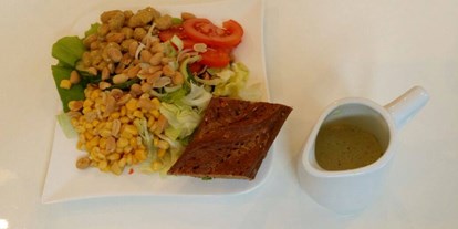 vegetarisch vegan essen gehen - Get Impuls Salat
Kopfsalat, Möhren, Eisberg, Gurken,
Tomaten, Paprika, Porree, Mais
Dicke Bohnen, Erdnüsse und 
Mandelsenf Dressing - Salatbar Detmold