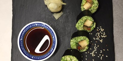 vegetarisch vegan essen gehen - Art der Küche: asiatisch - Maki Suhsi - mit Blumenkohlreis, Avocado, roter Paprika, Shiitake, Wasabi, Ingwer und Ponzu  - The Gratitude Eatery