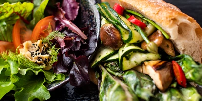 vegetarisch vegan essen gehen - Anlass: Gruppen - Deutschland - Sandwiches mit Grillgemüse und Linsenhumus - Weissenstein Bio-restaurant