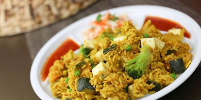 vegetarisch vegan essen gehen - Art der Küche: asiatisch -  Sabzi Paneer Biryani (vegetarisch) Gemüsesorten mit Reis in der Pfanne angeschwenkt, Paneer, verfeinert mit Joghurtsoße dazu Nüsse 
 
  - Hasina Eatery