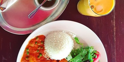 vegetarisch vegan essen gehen - Art der Küche: indisch - Berlin-Stadt Charlottenburg - Banana Curry + Mangolassi + tschüschs Chili = alles 100% vegan! - café tschüsch