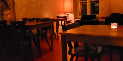 vegetarisch vegan essen gehen - Art der Küche: international - Berlin-Stadt Mitte - Im Projektraum kann man so richtig entspannt chillen. Es lohnt sich einen Platz über unsere Webseite zu reservieren. - café tschüsch