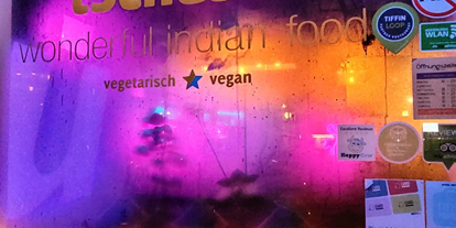 vegetarisch vegan essen gehen - Preisniveau: Standard Küche - All colours are beautiful! - café tschüsch