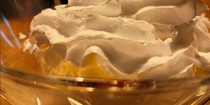 vegetarisch vegan essen gehen - PLZ 10437 (Deutschland) - Noch mehr Desserts: Ein Mango Vanille Eisbecher mit Pistazien und Sahnetopping - café tschüsch