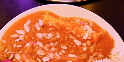 vegetarisch vegan essen gehen - Anlass: Gruppen - Deutschland - Sahi Mango ist unser süßestes Gericht, mit viel indischem Rahmkäse in einer Mangosahne-Soße, verfeinert mit Rosinen, Cashews und Mandeln. Empfehlung: Macht ordentlich von unserem grünen tschüüüschsCHILI rein, die Kombi is Hammer. - café tschüsch