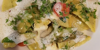 vegetarisch vegan essen gehen - Dresden - Spinatravioli, grüner Nieschützer Spargel, Strauchtomate, Schafskäse - Palastecke - Restaurant & Café im Kulturpalast
