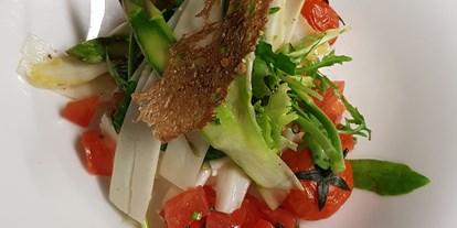 vegetarisch vegan essen gehen - Anlass: Business Lunch - Spargelsalat, Büffelmozzarella, Strauchtomate - Palastecke - Restaurant & Café im Kulturpalast