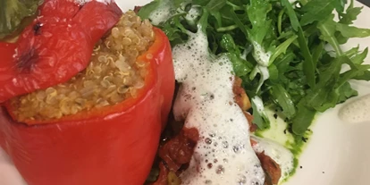 vegetarisch vegan essen gehen - Anlass: Gruppen - Deutschland - Quinoa mit mediterran gefüllter Paprikaschote und mariniertem Rucola (vegan möglich) - Palastecke - Restaurant & Café im Kulturpalast