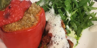 vegetarisch vegan essen gehen - Art der Küche: international - PLZ 01127 (Deutschland) - Quinoa mit mediterran gefüllter Paprikaschote und mariniertem Rucola (vegan möglich) - Palastecke - Restaurant & Café im Kulturpalast