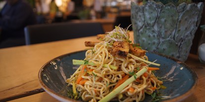 vegetarisch vegan essen gehen - Art der Küche: international - Asianudeln mit knackigem Gemüse - Bistro Jo im Reformhaus Glück