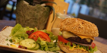 vegetarisch vegan essen gehen - Art der Küche: deutsch - Deutschland - Burger mit Salat ( auch vegan möglich ) - Bistro Jo im Reformhaus Glück