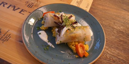 vegetarisch vegan essen gehen - Mittagsmenü - Bayern - Asia-Gemüserollen auf lauwarmen Couscous - Bistro Jo im Reformhaus Glück