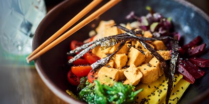 vegetarisch vegan essen gehen - Catering - Poke Bowl mit Tofu - raw like sushi & more
