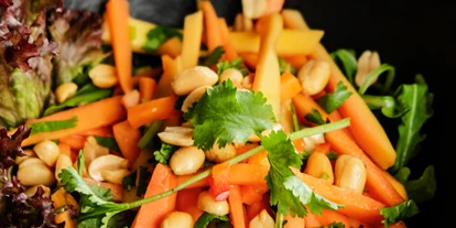 vegetarisch vegan essen gehen - Anlass: Gruppen - Deutschland - Papaya Salat mit gerösteten Erdnüssen und Koriander - raw like sushi & more