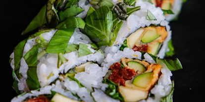 vegetarisch vegan essen gehen - Low Carb - Maki mit Avocado, Edamame, getrockneten Tomaten und Basilikum - raw like sushi & more