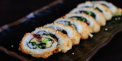 vegetarisch vegan essen gehen - Art der Küche: asiatisch - Deutschland - in Panko gekrustete Maki mit Cranberries, Babyspinat und Avocado - raw like sushi & more