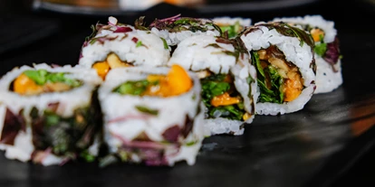 vegetarisch vegan essen gehen - Hamburg-Stadt Eppendorf - Maki mit Papaya, Mangold, Edamame, Süßkartoffel und Shiso Kresse - raw like sushi & more