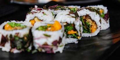 vegetarisch vegan essen gehen - Catering - Maki mit Papaya, Mangold, Edamame, Süßkartoffel und Shiso Kresse - raw like sushi & more
