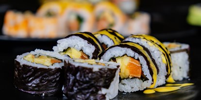 vegetarisch vegan essen gehen - Catering - Maki mit veganem Lachs und Mango, gewickelt im Shiso Blatt mit Mango Mayo - raw like sushi & more
