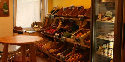 vegetarisch vegan essen gehen - Tageszeiten: Frühstück - Berlin-Stadt Charlottenburg - hinterer Verkaufsraum mit Obst und Gemüse - Ökotussi - Naturkost, Kaffeekultur & Lebensfreude
