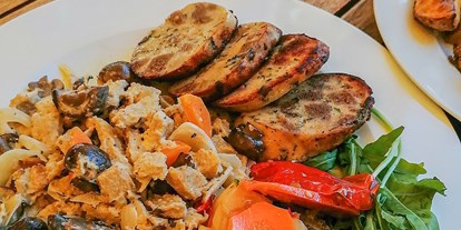vegetarisch vegan essen gehen - Art der Küche: sonstiges - Lupinengeschnetzeltes mit Serviettenknödeln, vegan - LadenCafé Aha GmbH