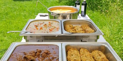 vegetarisch vegan essen gehen - Anlass: Feste & Feiern - Catering aus Lupinengeschnetzeltem und Rindergoulasch - LadenCafé Aha GmbH