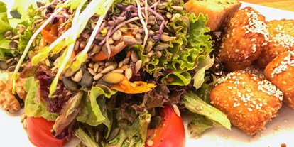 vegetarisch vegan essen gehen - Anlass: Business Lunch - Oberschweinbach - Knuspersalat mit Schafskäsewürfel in Honig-Sesam-Kruste - parkcafè