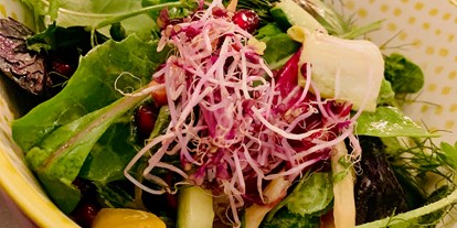 vegetarisch vegan essen gehen - PLZ 22043 (Deutschland) - Salat mit ganz verschiedenen Zutaten - La Monella