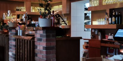 vegetarisch vegan essen gehen - Art der Küche: vietnamesisch - Berlin-Stadt Mitte - Die Bar im moms creation, einladender Innenraum, viel Holz, sehr authentisch - mom's creation