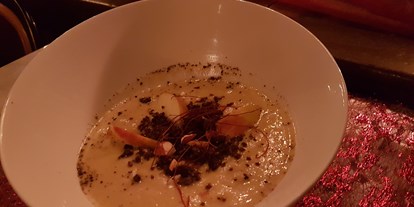 vegetarisch vegan essen gehen - Brandenburg Süd - Feine Selleriecremesuppe mit Pumpernickel und gehackten Mandeln  - yves´s 