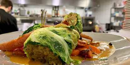 vegetarisch vegan essen gehen - Art der Küche: deutsch - Deutschland - Wirsingroulade gefüllt mit roten Linsen - Kleehof in der Gärtnerstadt