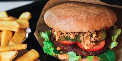 vegetarisch vegan essen gehen - PLZ 12043 (Deutschland) - Swing Burger mit Soja Patty und Fries  - Swing Kitchen