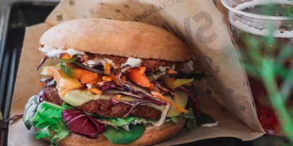 vegetarisch vegan essen gehen - Brandenburg Süd - Cheese Burger mit Soja Patty und Fries  - Swing Kitchen