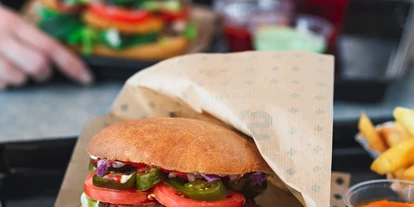 vegetarisch vegan essen gehen - Anlass: Gruppen - Deutschland - Chilli Burger mit Soja Patty  - Swing Kitchen 