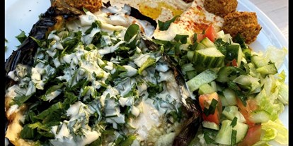 vegetarisch vegan essen gehen - Lieferservice - Beliebte Gerichte: Sababa Aubergine - Teller - Falafel Sababa