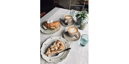 vegetarisch vegan essen gehen - Tageszeiten: Frühstück - Mutterstadt - Veganer Apfelkuchen, belegtes Croissant mit Tomate & Mozzarella, Cappuccino mit Hafermilch - Patina