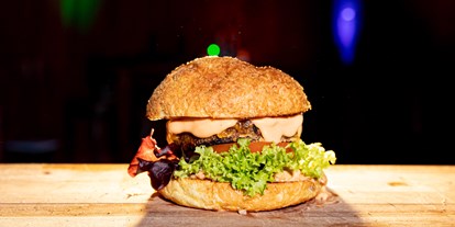 vegetarisch vegan essen gehen - Hunde willkommen - Veganer HHamburger:
Cocktailsoße, Erdnüsse, Salat, rote Zwiebeln, Gurke, haus­gemachtes Pattie, Tomate und Coleslaw - SchmaKo - KNUST