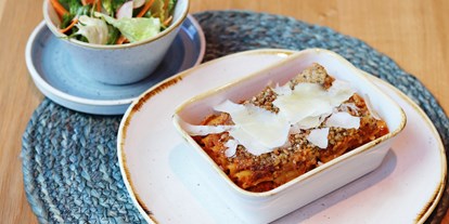 vegetarisch vegan essen gehen - Tageszeiten: Frühstück - Wien Döbling - Gemüselasagne mit Salat - VENUSS - Bistro & Take Away