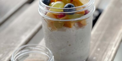 vegetarisch vegan essen gehen - Tageszeiten: Frühstück - Deutschland - hausgemachter veganer Milchreis mit Obstsalat - Café Karamell