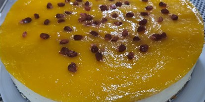 vegetarisch vegan essen gehen - zum Mitnehmen - Schwäbische Alb - Keesesahnetorte mit Mango - "Matisse" Crêperie & Bistro