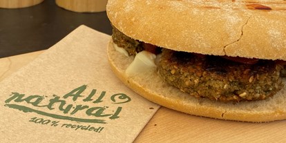 vegetarisch vegan essen gehen - Bio - Oberbayern - Veganer Burger mit Grünkern, Tomaten, Zwiebeln, Gürkchen und veganer Majonaise - Bohne 37