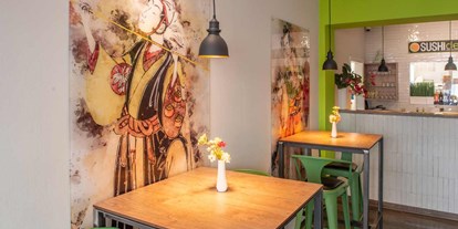 vegetarisch vegan essen gehen - Catering -  Unser Gastraum mit Hochstühlen - SUSHIdeluxe Magdeburg-Sudenburg