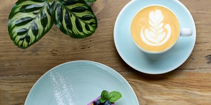 vegetarisch vegan essen gehen - Anlass: Gruppen - Deutschland - Cappuccino und rohveganer Kuchen - Kaffeesurium