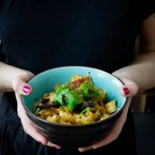 vegetarisches veganes Restaurant - Chili Garlic Noodles mit Aubergine und Tofu  - neufneuf Bühnen Bistro