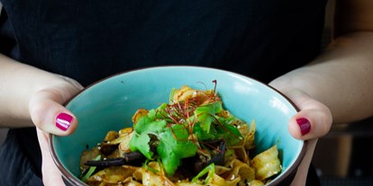 vegetarisch vegan essen gehen - Barrierefrei - Deutschland - Chili Garlic Noodles mit Aubergine und Tofu  - neufneuf Bühnen Bistro