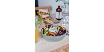 vegetarisch vegan essen gehen - Mittagsmenü - Lunchbowl und Sandwich - Tischendorf