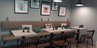 vegetarisch vegan essen gehen - Lieferservice - Gastraum mit Sitzplätzen - Schnibbelgrün