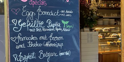 vegetarisch vegan essen gehen - Wie viel Veggie?: Restaurant mit VEGANEN Speisen - Hessen Nord - Jede Woche haben wir ergänzend zum Menü eine saisonale Wochenkarte - Roseli Café & Bar